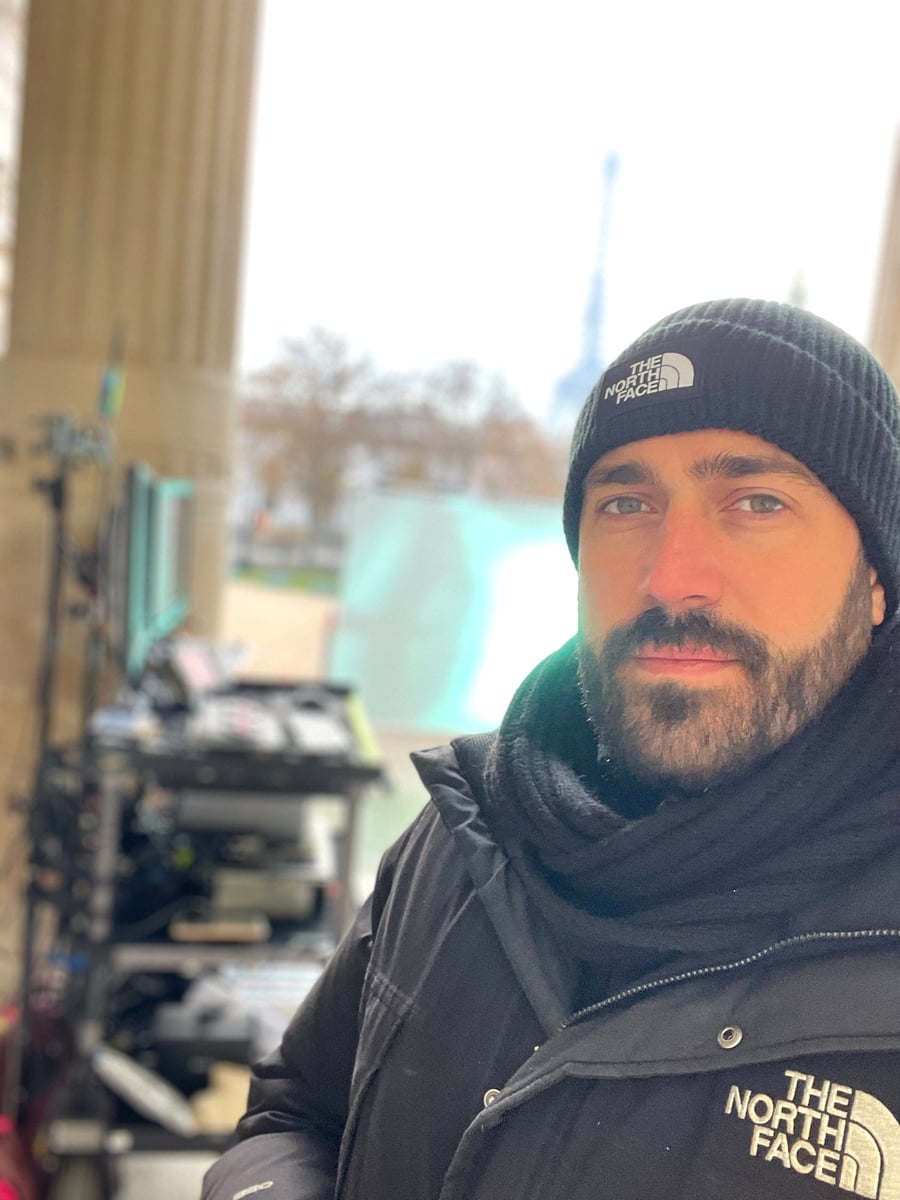 Nicolas Diaz en un set, la torre Eiffel al fondo.